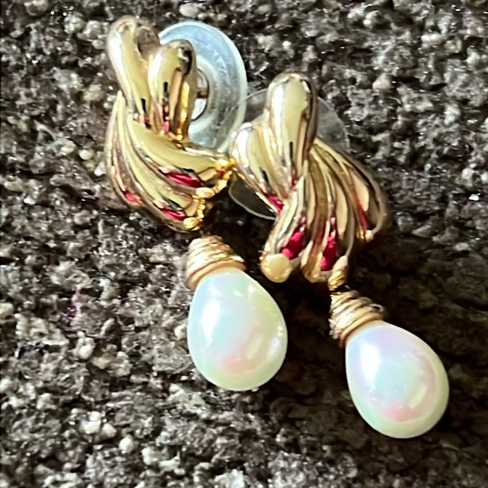 Christian Dior pearl drop earring - Picture 1 of 3